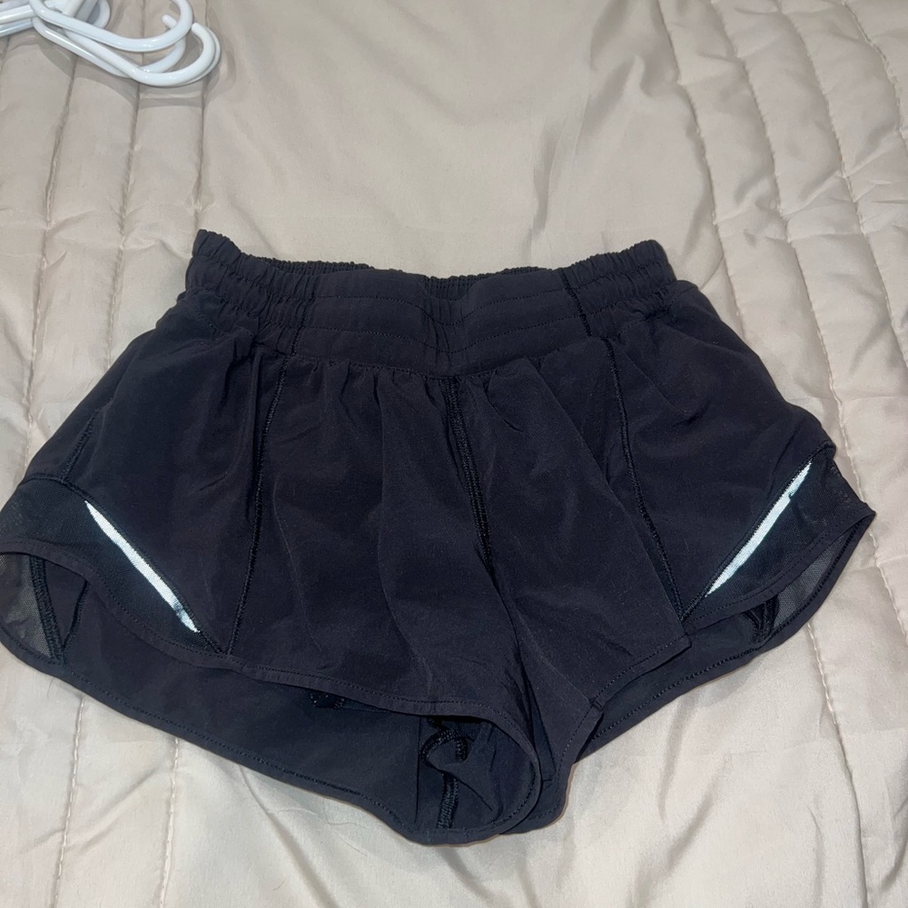 Lululemon shorty Hot Shorts 2.5”